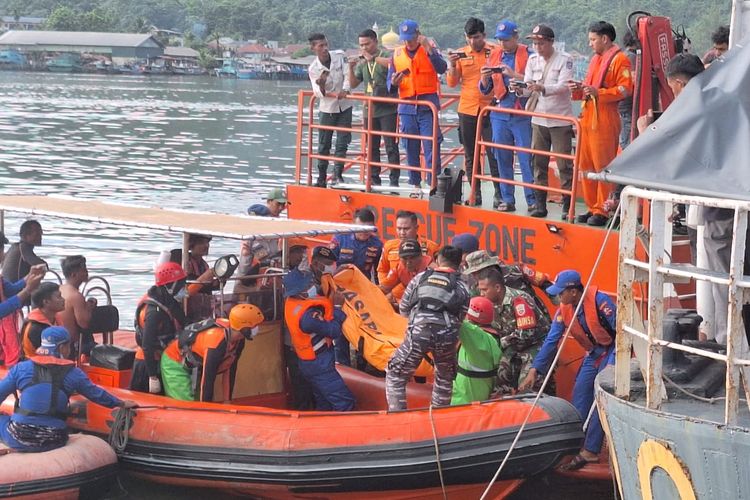 Polisi dan Tim Sar gabungan saat mengevakuasi jasad korban kapal tenggelam di Tapteng, Sabtu (29/6/2024)
