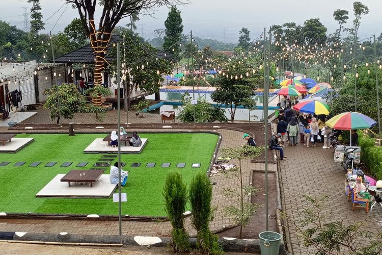 Sejumlah pengunjung tengah menikmati bazar kuliner yang berada di Kampung Ramadhan di Kampung Kadunenggang, Desa Pasirhuni, Kecamatan Cimaung, Kabupaten Bandung, Jawa Barat pada Rabu (13/3/2024)