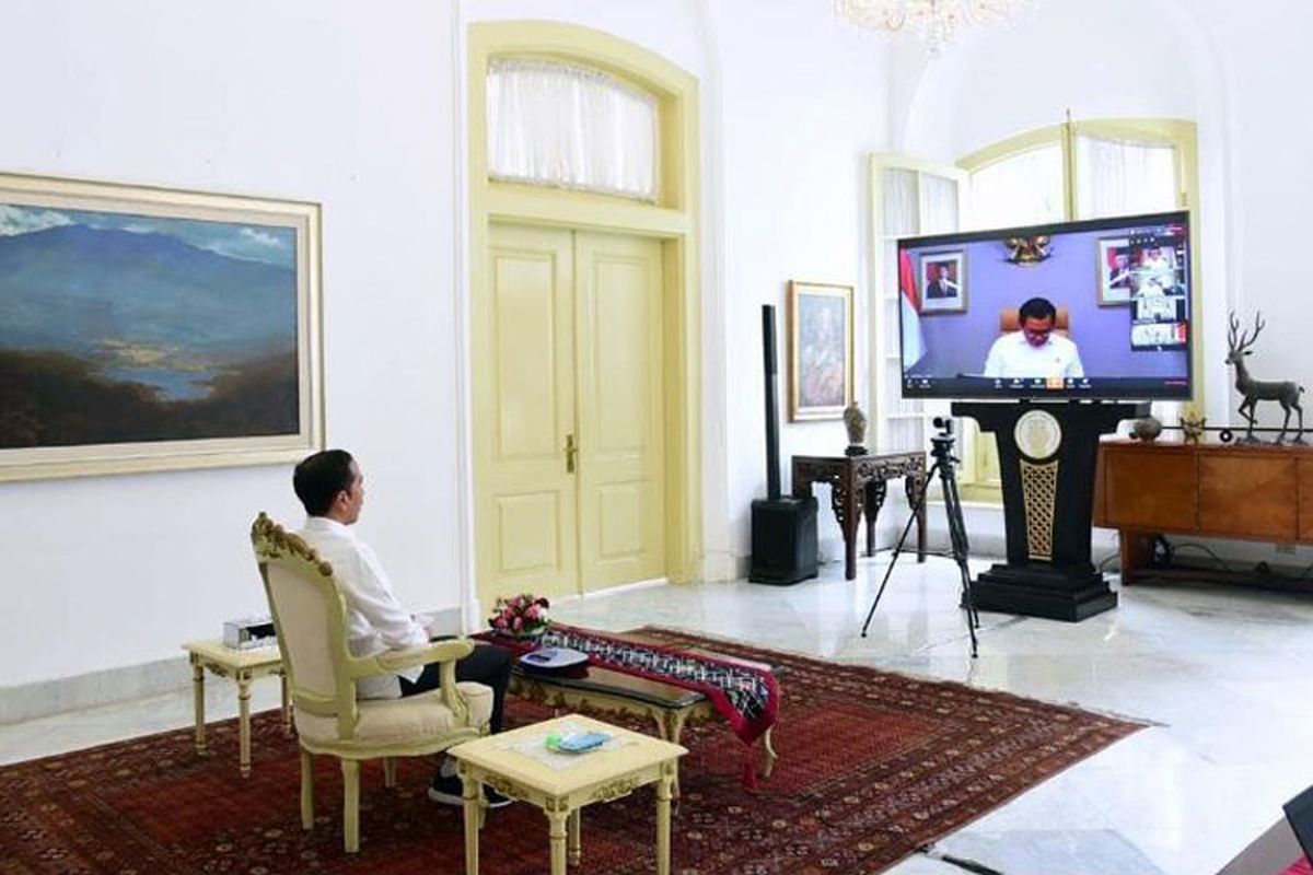 Presiden Jokowi melakukan rapat terbatas dengan sejumlah menteri menggunakan fasilitas video conference, Senin (16/3/2020). Langkah ini diambil demi mengantisipasi peredaran virus corona.