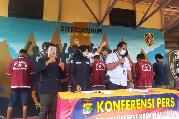 Polisi menunjukkan para tersangka kasus dugaan persekusi pelarangan ibadah Natal di Tulang Bawang.