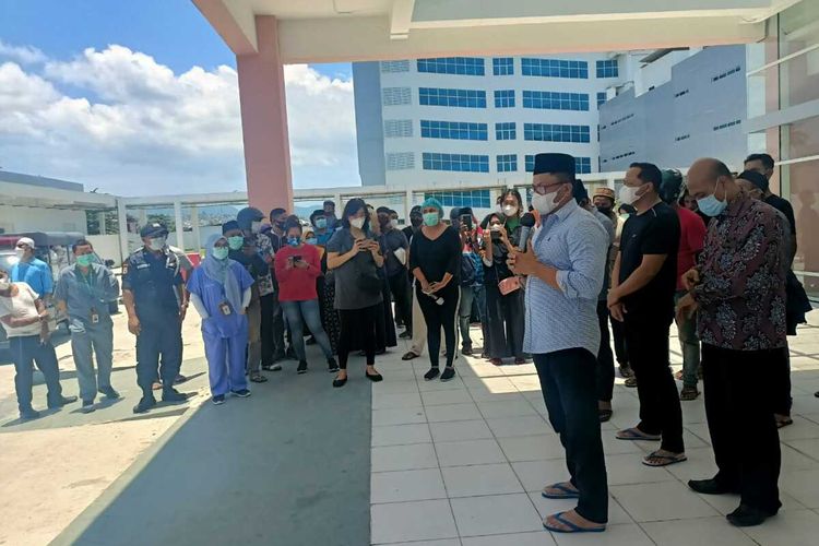 Sekretaris Daerah Maluku, Kasrul Selang memimpin acara pelepasan jenazaj seorang pegawai pemprov Maluku yang meninggal dunia karena terpapar Covid-19, di RSUP dr J Leimena Ambon, Minggu (7/3/2021)