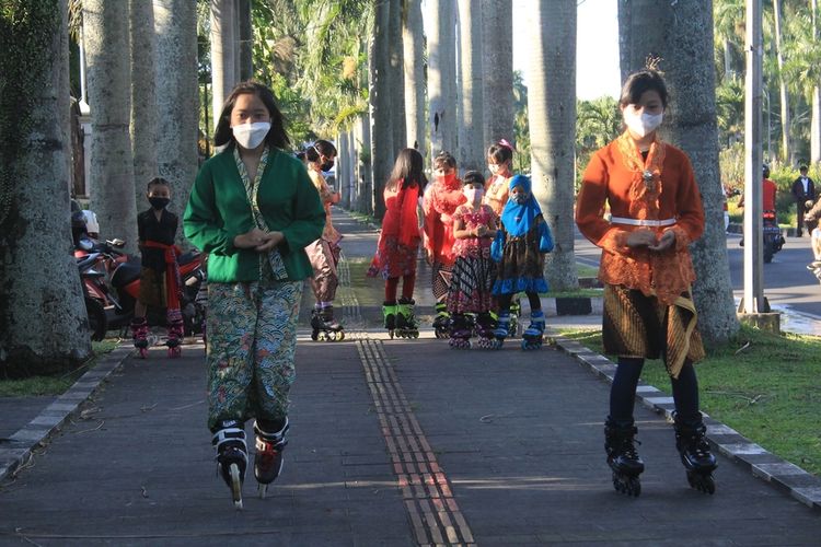 Sejumlah anak-anak perempuan yang tergabung dalam Komunitas Inline Skate Malang Freestyle Slalom (Mafest) ngabuburit sambil bermain sepatu roda di trotoar Jalan Ijen Kota Malang, Selasa (20/4/2021). Karena bertepatan dengan menjelang Hari Kartini yang jatuh pada 21 April, mereka mengenakan pakaian kebaya.