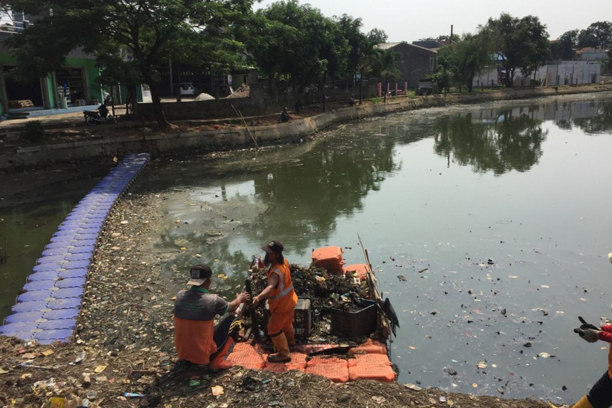 Para petugas UPK Pemrov DKI yang bersihkan Situ Pedongkelan di Jalan Pedongkelan, Areman, Cimanggis, Rabu (7/11/2018).