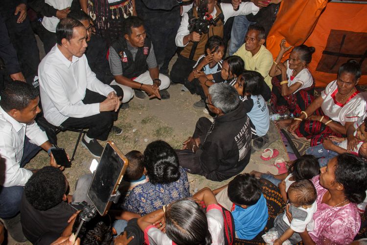 BERITA FOTO: Momen Jokowi Menginap di Tenda Pengungsian Bersama Korban Gempa Palue Sikka