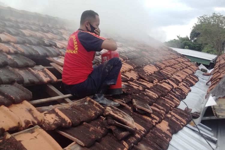 Atap Puskesmas Bangkalan mengelurkan api diduga karena korsleting