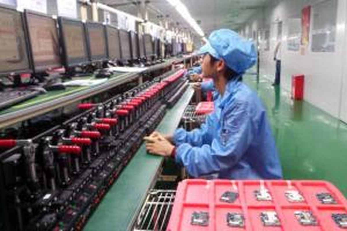 Pabrik perakitan ponsel Smartfren Andromax di China.