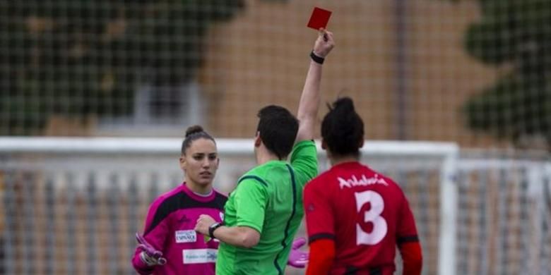 Wasit Santiago Quijada Alcon memberikan kartu merah kepada pesepak bola putri Huelva, Sara Serrat, Minggu (17/1/2016). 