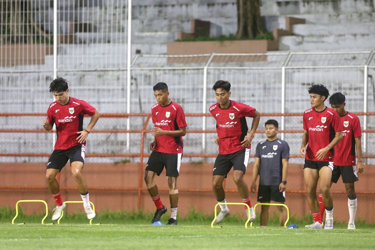 Pemain Timnas U20 Indonesia menjalani latihan yang menjadi bagian dari pemusatan latihan di Gelora 10 November Surabaya, Jawa Timur, Kamis (5/3/2026) malam.