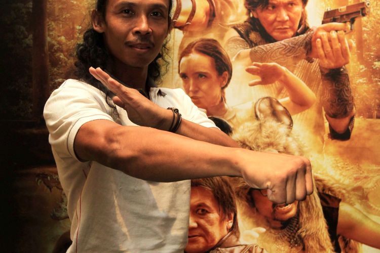 Yayan Ruhian berpose saat peluncuran trailer film Comic 8: Casino Kings di Kemang Village XXI, Jakarta, Rabu (15/4/2015). Film garapan sutradara Anggy Umbara tersebut dibintangi oleh stand-up comedian antara lain Ernest Prakasa, Kemal Palevi, Babe Cabita, Bintang Timur, dan Mongol Stres yang menyamar menjadi agen rahasia. KOMPAS IMAGES/KRISTIANTO PURNOMO