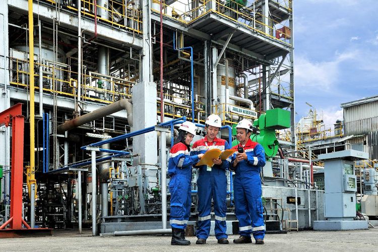 Pekerja Pertamina dalam sebuah jobsite yang menerapkan operasional bisnis ramah lingkungan.