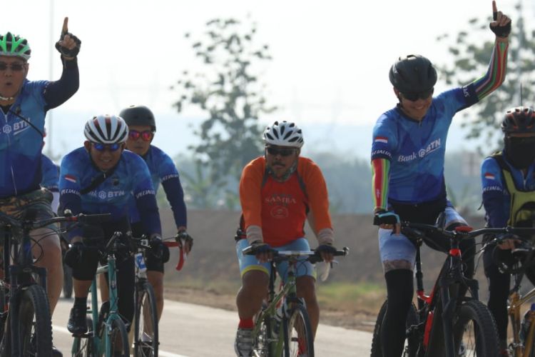 Gubernur Jawa Tengah Ganjar Pranowo bersama peserta BTN Tour de Borobudur XVIII 2018 melintas di ruas jalan tol Semarang-Kalikuto, Sabtu (3/11).