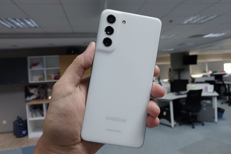 Bagian belakang Samsung Galaxy S21 FE 5G terbuat dari bahan plastik polikarbonat yang membuat penampilannya terlihat murah.