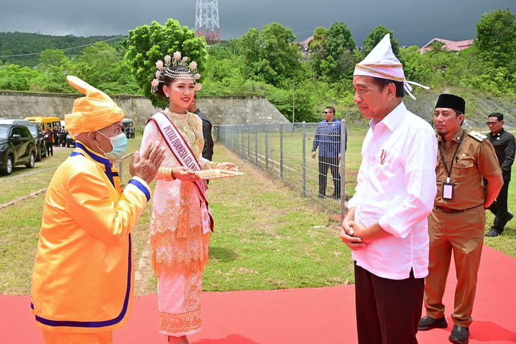 Presiden Joko Widodo tiba di helipad Lapangan Bukit Trikora, Kabupaten Banggai Kepulauan, Provinsi Sulawesi Tengah, Selasa (26/3/2024) untuk melakukan kunjungan kerja.  Ia disematkan topi khas adat Banggai Kepulauan dan ucapan selamat datang dari ketua adat setempat, Marwan Bidalo. 