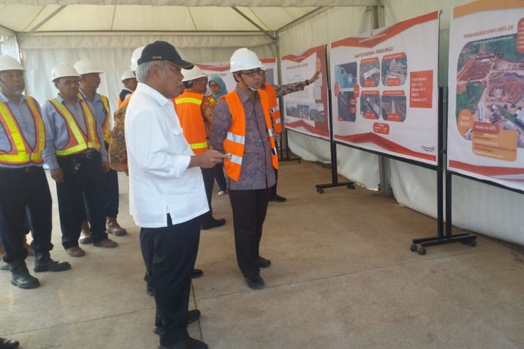 Menteri PUPR Basuki Hadimuljono saat meninjau pengerjaan ruas tol Gempol-Pasuruan, Sabtu (12/5/2018).