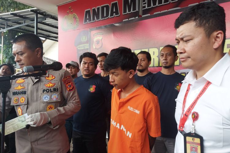 Polisi merilis ungkap kasus pembunuhan seorang anak di Kota Cimahi dengan menampilkan pelaku, Senin (24/10/2022). 