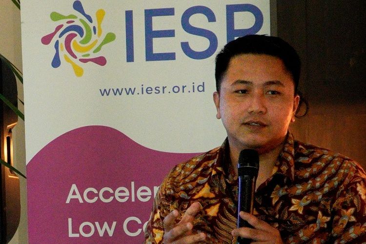 Manajer Program Transformasi Sistem Energi Institute for Essential Services Reform (IESR) Deon Arinaldo berbicara dalam Media Briefing Indonesia Energy Transition Dialogue (IETD) 2024: Memo Kebijakan Transisi Energi di Indonesia di Jakarta, Kamis (31/10/2024).