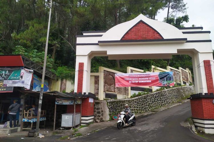 Pintu gerbang masuk Kebun Raya Gunung Tidar Kota Magelang, Jawa Tengah.