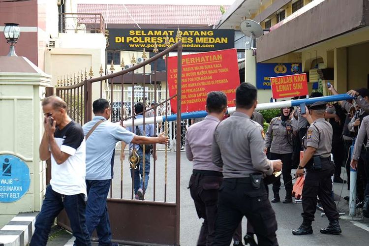 Polisi berjaga pascaledakan yang diduga bom bunuh diri di Mapolrestabes Medan, Sumut, Rabu (13/11/2019). Kepala Divisi Humas Mabes Polri Irjen M Iqbal mengonfirmasi bahwa jumlah sementara korban luka-luka dalam peristiwa ledakan bom tersebut berjumlah 6 orang.