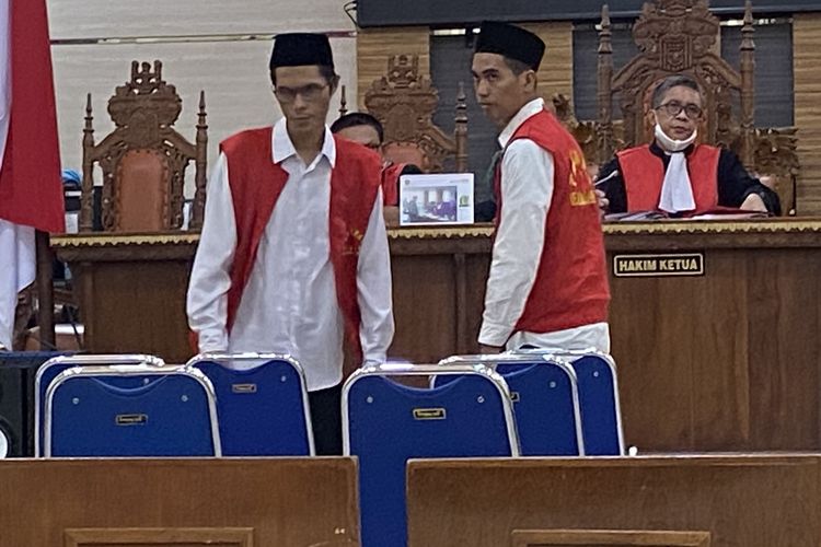 Dua bendahara penarikan Fredy Pratama, Theo (kiri) dan Yusuf (kanan) usai menjalani persidangan di PN Tanjung Karang, Selasa (13/2/2024).