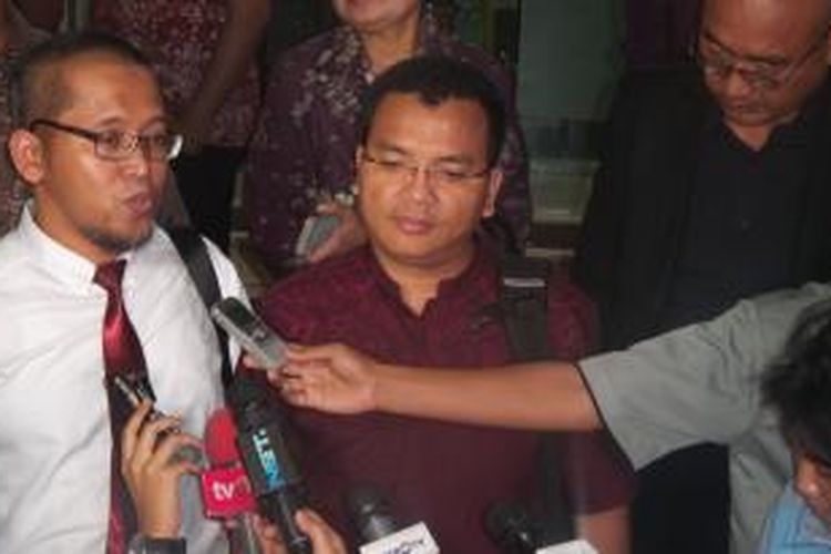 Tersangka perkara dugaan korupsi payment gateway, Denny Indrayana, bersama kuasa hukumnya, Heru Widodo, usai diperiksa di Bareskrim Polri, Selasa (26/5/2015).