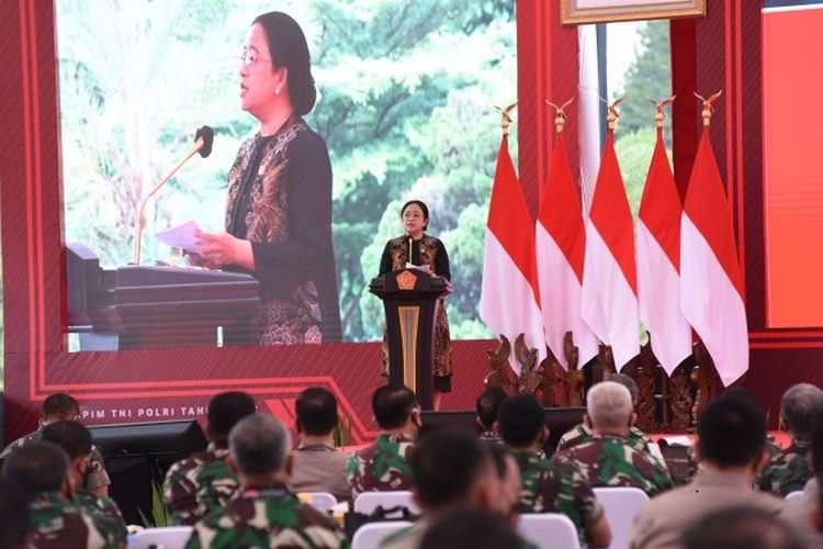 Ketua DPR RI Puan Maharani saat memberi pembekalan di Rapat Pimpinan (Rapim) TNI-Polri Tahun Anggaran 2022 di Mabes TNI, Cilangkap, Jakarta.
 