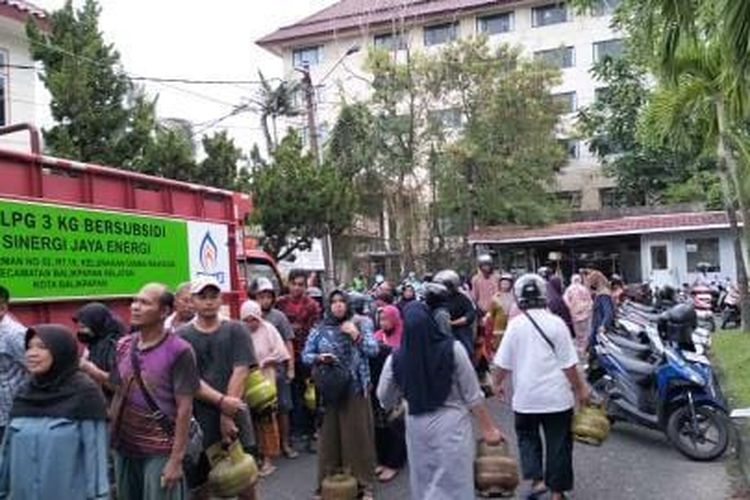 Situasi antrean LPG 3 Kg bersubsidi saat operasi pasar di Kelurahan Damai, Balikpapan Kota