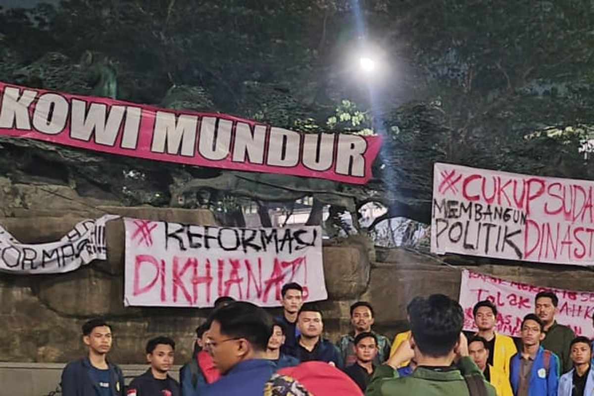 Ragam aspirasi mahasiswa dalam bentuk coretan saat demo di Patung Kuda, Gambir, Jakarta Pusat, Jumat (20/10/2023). (KOMPAS.com/XENA OLIVIA)