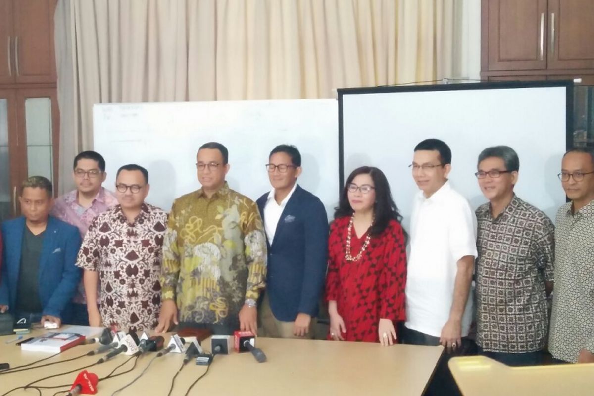 Gubernur dan wakil gubernur terpilih DKI Jakarta Anies Baswedan dan Sandiaga Uno bersama tim sinkronisasi di Jalan Tirtayasa II Nomor 12, Kebayoran Baru, Jakarta Selatan, Jumat (13/10/2017).