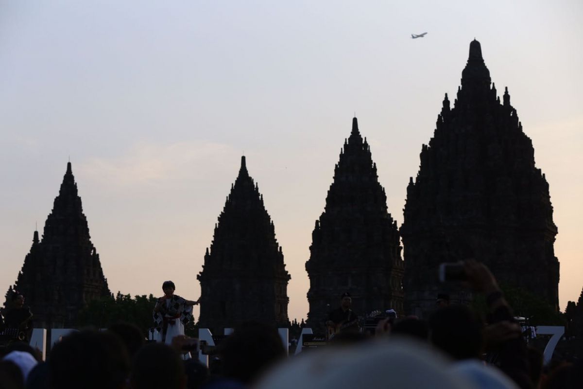 Siluet musisi Yura Yunita tampil di Prambanan Jazz Festival 2017 di kompleks Candi Prambanan, Yogyakarta, Sabtu (19/8/2017). Prambanan Jazz Festival berlangsung selama tiga hari dari 18 sampai 20 Agustus 2017 di Candi Prambanan, Yogyakarta.