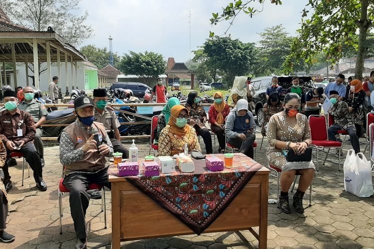 Wakil Bupati Gunungkidul Immawan Wahyudi (Memegang Mik)