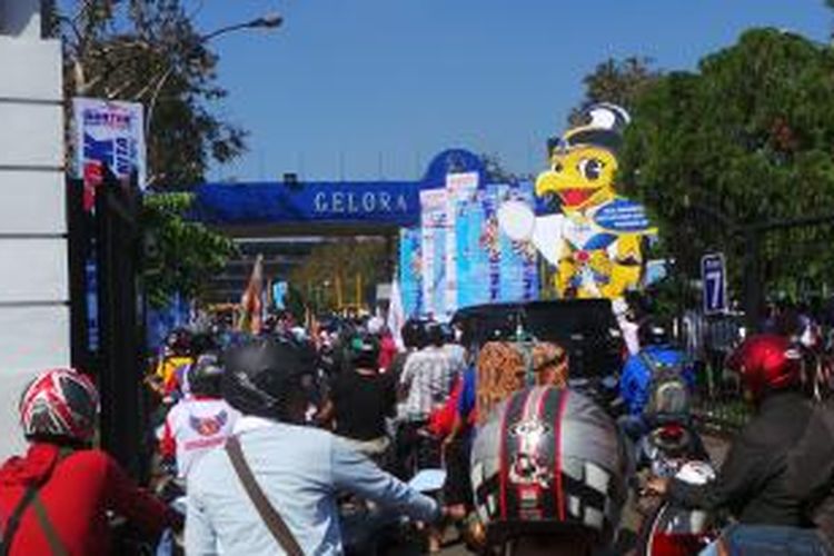 Massa pendukung Prabowo-Hatta depan pintu masuk Glora Bung Karno, Senayan, Jakarta Pusat. Minggu (22/6/2014).