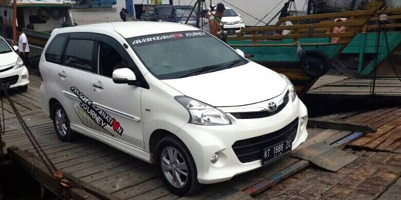 Rombongan naik kapal kelotok, menyeberang Samarinda-Tenggarong.