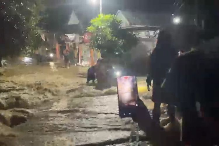 Hujan deras yang melanda kabupaten Pinrang, Sulawesi Selatan, mengakibatkan dua Kecamatan yakni Kecamatan Lembag dan Kecamatan Batulappa Kabupaten Pinrang, Sulawesi Selata dilanda banjir Bandan dan longsor, Rabu (8/5/2024).