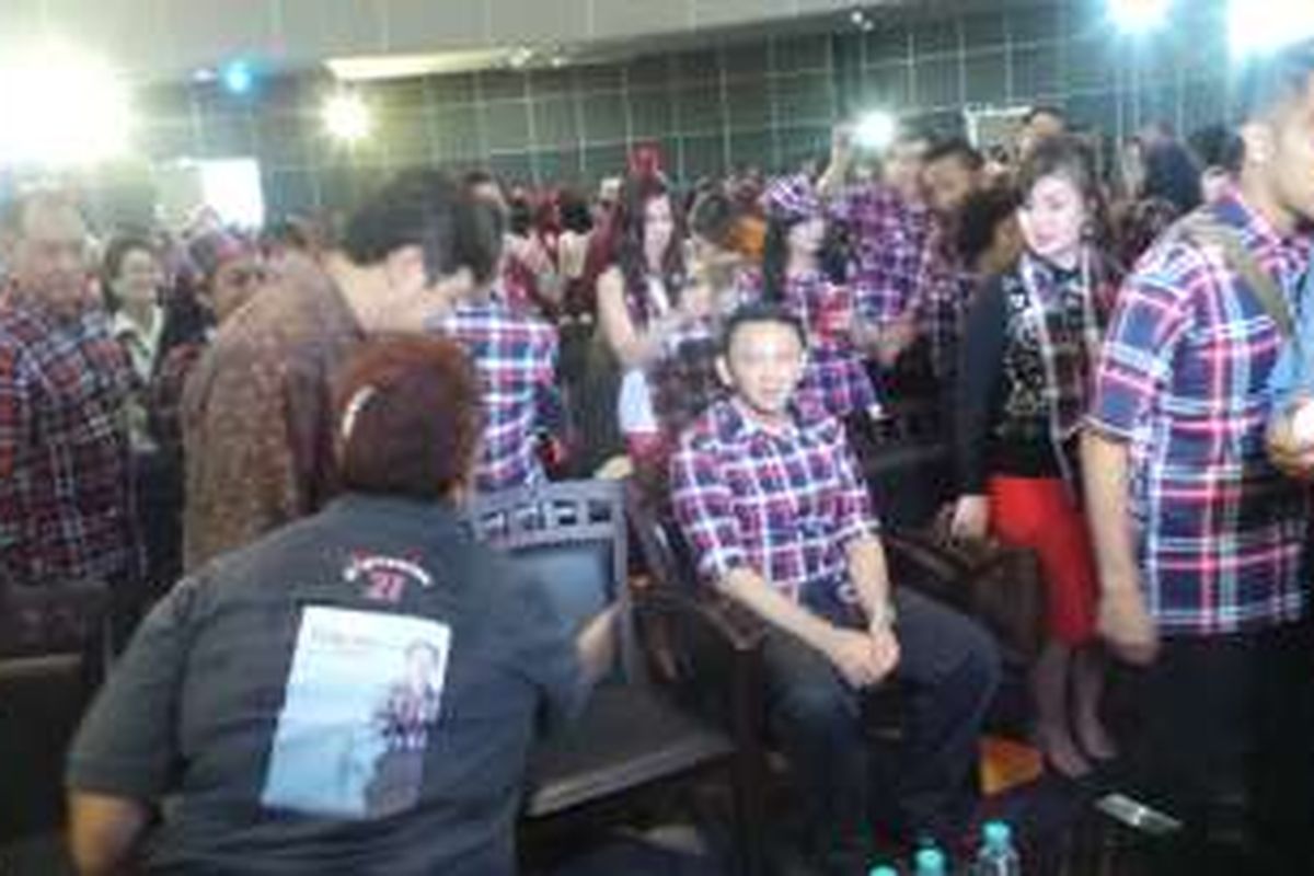 Calon gubernur DKI Jakarta Basuki Tjahaja Purnama (pakai baju kotak-kotak) di acara bedah buku 