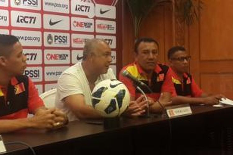 Pemain Timor Leste, Patricio (kiri), dan pelatih Timor Leste, Antonio Carlos Vieira (kedua dari kiri), memberikan keterangan pers di Jakarta, Senin (10/11/2014). Timor Leste akan menjalani laga melawan Indonesia di Stadion Utama Gelora Bung Karno, Jakarta, Selasa (11/11/2014).