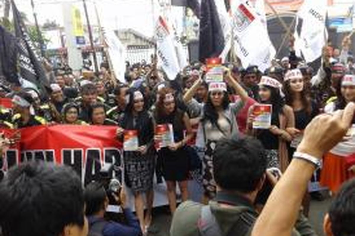 Pendukung Polri dan KPK di Pengadilan Negeri Jakarta Selatan, Senin (2/2/2015).