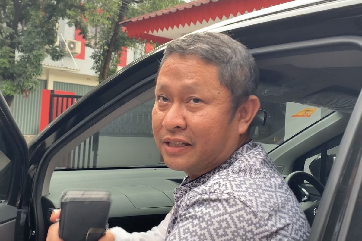 Camat Mustikajaya Eko Setiawan buru-buru memasuki mobilnya saat ditanya awak media soal pemeriksaannya berkait foto pamer jersey nomor punggung 2 di Gedung Bawaslu Kota Bekasi, Jumat (12/1/2024).