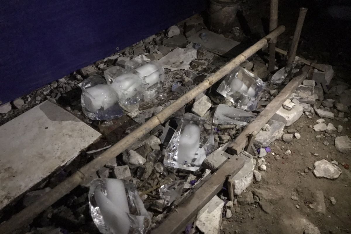 Potongan es balok di lokasi yang diduga tempat pengisian tabung gas Elpiji ilegal di sebuah bedeng dekat Jembatan Penyeberangan Orang (JPO) M. Saidi Raya, Petukangan Selatan, Pesanggrahan, Jakarta Selatan pada Kamis (9/9/2021) malam.
