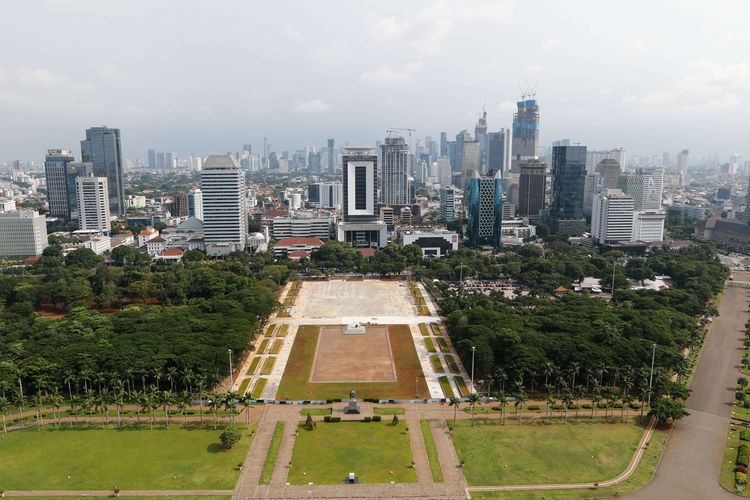 Suasana sepi di kawasan wisata Monumen Nasional, Jakarta, Senin (16/3/2020). Pemprov DKI Jakarta memutuskan menutup 24 tempat wisata di Jakarta mulai Sabtu (14/3/2020) hingga dua pekan ke depan sebagai upaya pencegahan menyebarnya virus corona (Covid-19).