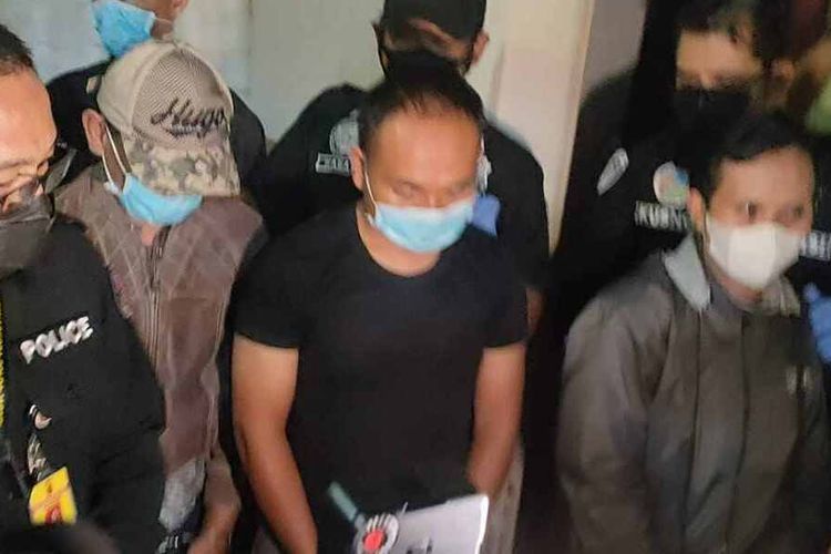 Tiga tersangka pembuat obat keras ilegal di Sumedang diamankan Subdit 3 Direktorat Reserse Narkoba Polda Jawa Barat, Minggu (22/8/2021). 