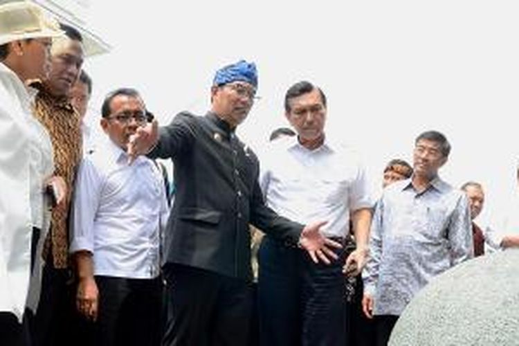 Wali Kota Bandung Ridwan Kamil memberikan penjelasan kepada beberapa menteri tentang bola batu yang akan digrafir sesuai dengan nama 109 negara peserta Konferensi Asia Afrika di depan Gedung Merdeka, Kota Bandung, Jawa Barat, Rabu (11/3/2015). Kota Bandung menjadi salah satu tuan rumah peringatan 60 tahun Konferensi Asia Afrika, 18-24 April 2015. 