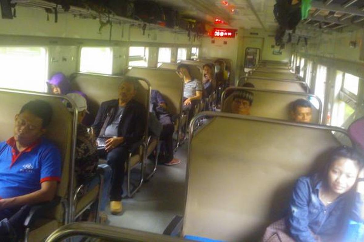 Suasana di dalam salah satu gerbong Kereta Api Menoreh, salah satu kereta api kelas ekonomi, rute dari Stasiun Pasar Senen, Jakarta Pusat, ke Stasiun Semarang Tawang, Semarang, Jawa Tengah beberapa waktu lalu