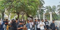 Massa Demo 25 Agustus Mulai Padati DPR, Polisi Pasang Barikade Beton