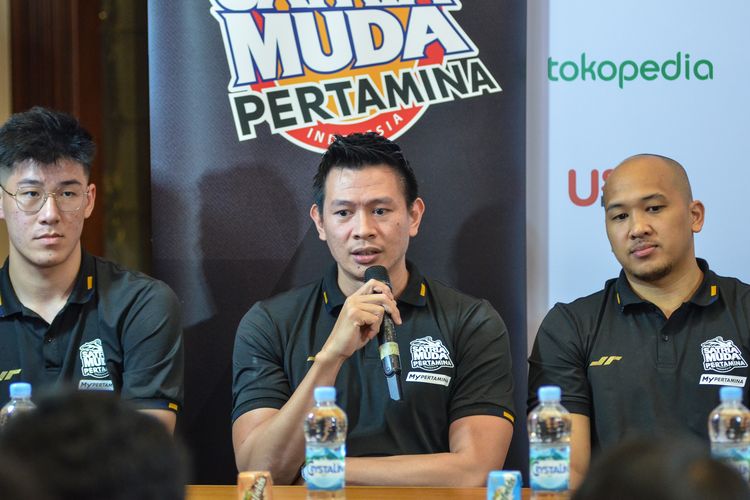 Pelatih Satria Muda Pertamina Jakarta Youbel Sondakh (tengah) diapit dua pemainnya, saat menjalani konferensi pers Jumat (26/8/2022) jelang grand final Indonesian Basketball League (IBL) 2022.