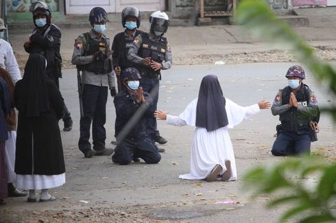 Suster Ann Roza Kembali Berlutut demi Lindungi Demonstran yang Ditembaki Aparat Myanmar