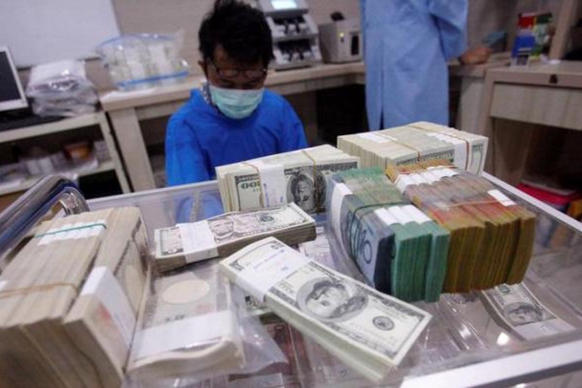 Petugas memilah valuta asing di Cash Center Bank Mandiri di Jakarta, Jumat (4/1/2013). 