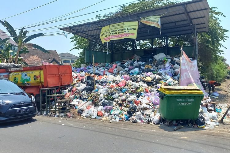 Depo sampah di Pengok, Kota Yogyakarta yang sudah penuhdan hampir meluber ke jalanan, Jumat (29/9/2023)