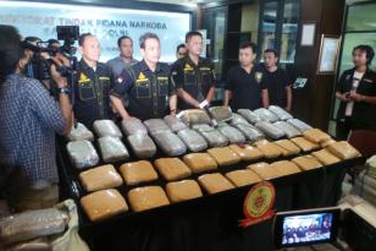 Ratusan ton ganja asal Aceh hasil sitaan Direktorat IV Tindak Pidana Narkoba Mabes Polri, diperlihatkan Kamis (27/2/2014).