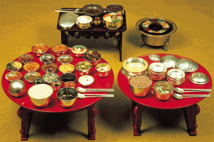 Ilustrasi makanan tradisional korea untuk keluarga kerajaan. 