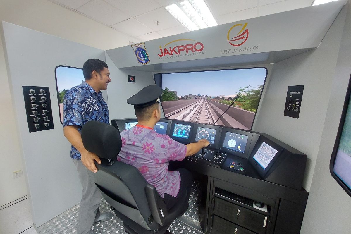 Suasana lomba simulasi mengemudikan kereta LRT (train simulator) Jakarta di Stasiun Pegangsaan Dua, Jakarta Utara, Kamis (22/6/2023).